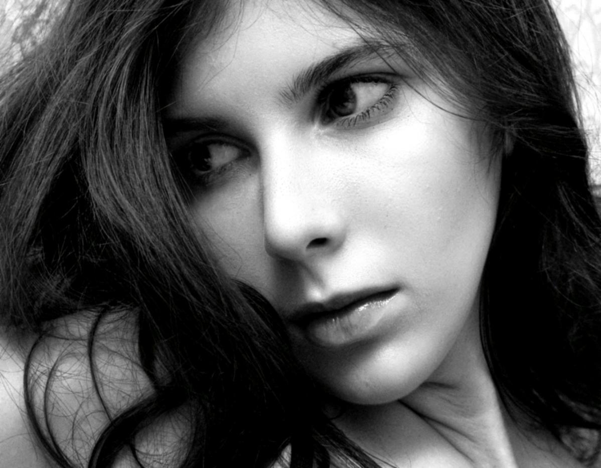 Студентка створює весільну зачіску під керівництвом викладача академії