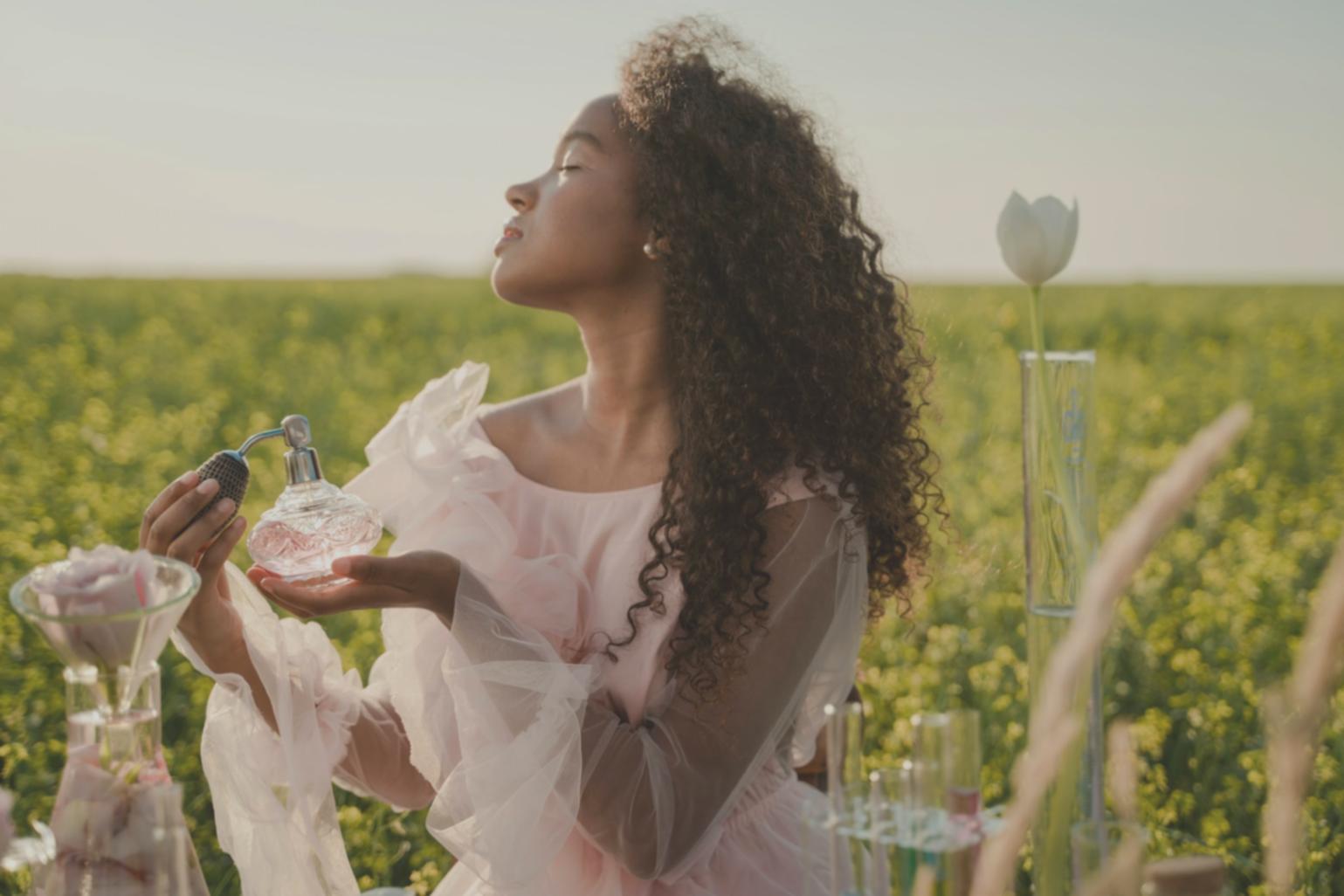 Студентки під час практичного заняття з весільних зачісок