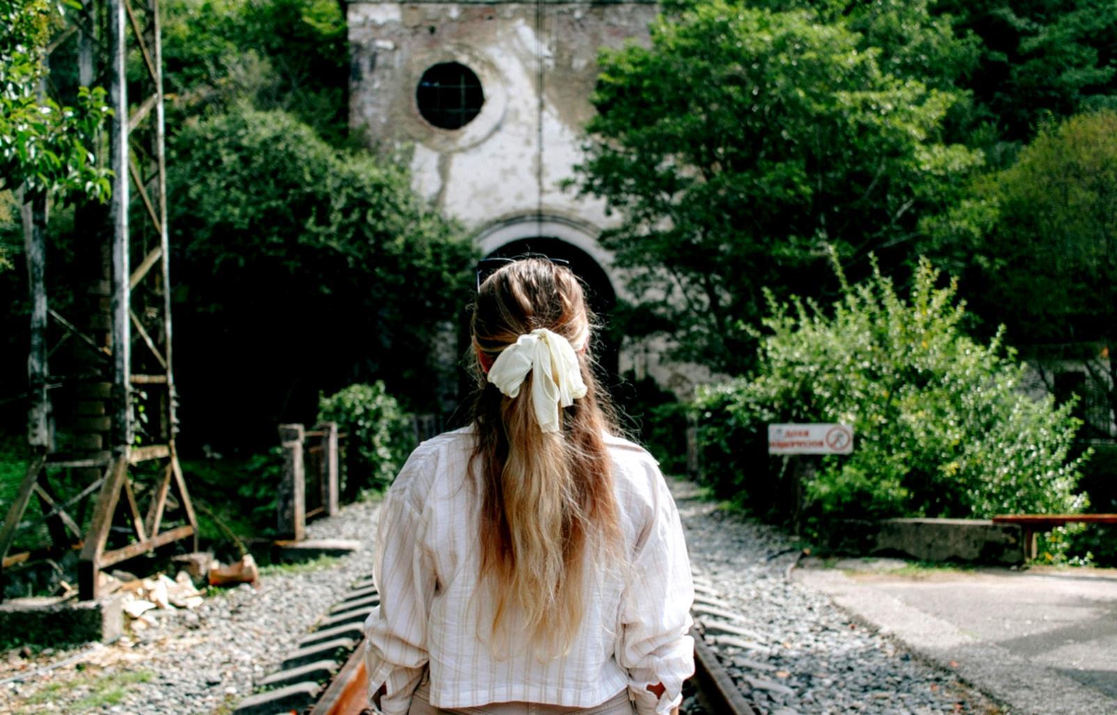 Сучасна весільна зачіска з природною текстурою