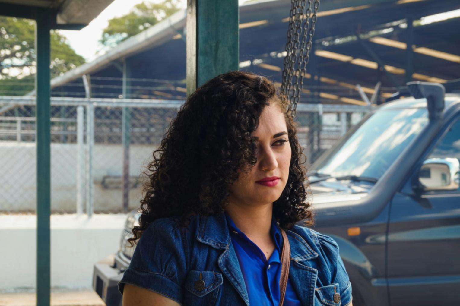 Робота студентки академії над весільною зачіскою